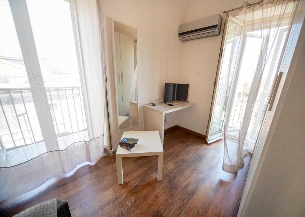 Rooms In Shared Apartment - City Center Katánie Exteriér fotografie
